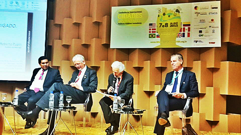 debates do Eixo Governança, os prefeitos José Fortunati (Porto Alegre), Carlos Roberto Pupin (Maringá) e Pedro Hernán Suárez Trujillo (Neiva, Colômbia) 