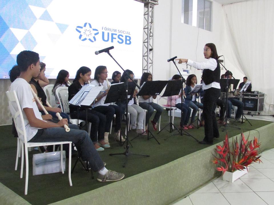 Projeto Música na Vida, Vida na Música, sob regência da maestrina Irma Sueli Meira, marca a abertura do segundo dia do I Fórum Social da UFSB em Teixeira de Freitas.jpg